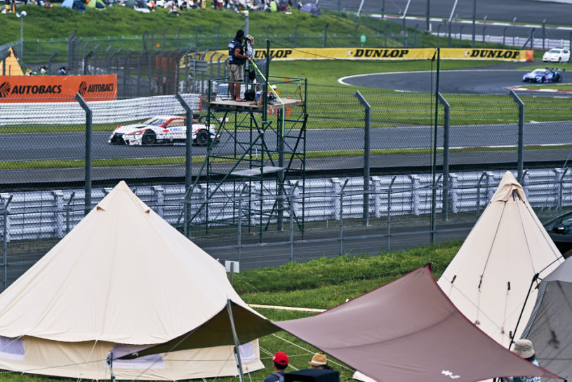 テント泊で24時間耐久レースを観戦できる、新感覚キャンプスポットとは。