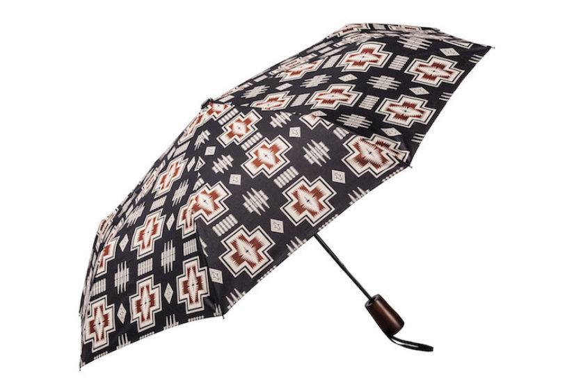 今年の梅雨はペンドルトンで楽しむ！ おなじみの柄を配した傘がラインナップ。