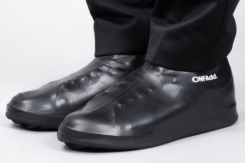 世界のスニーカーヘッズが注目した、靴のためのレインウエア「Rain Socks」。