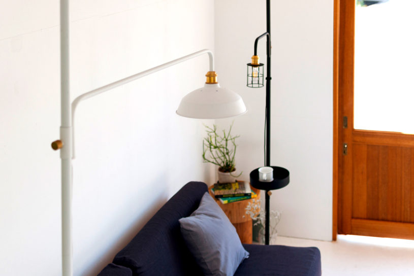 家中どこでも設置可能な、“突っ張り棒式ランプ”が超便利！