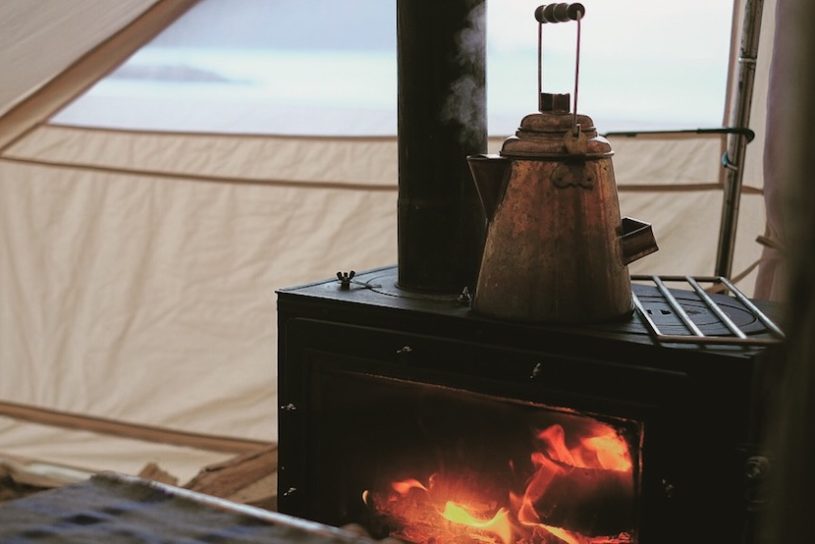 ”薪ストーブ in テント”で冬キャンプも超快適！ キャンプの達人にみる、リアルな使用法。