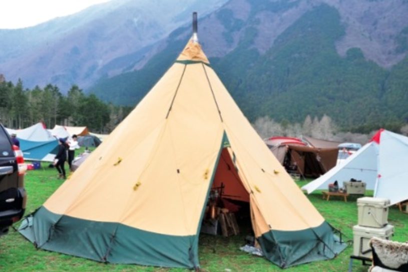 冬キャンプで真価を発揮する、薪ストーブと好相性なテント選。
