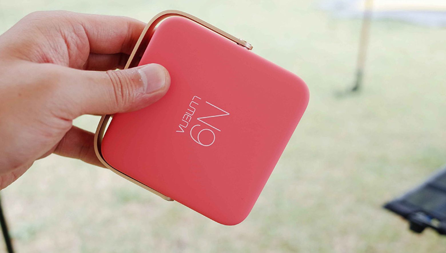 1300ルーメンでわずか220g！手のひらサイズの充電式LEDランタン