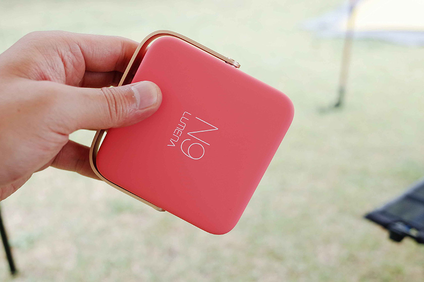 1300ルーメンでわずか220g！手のひらサイズの充電式LEDランタン