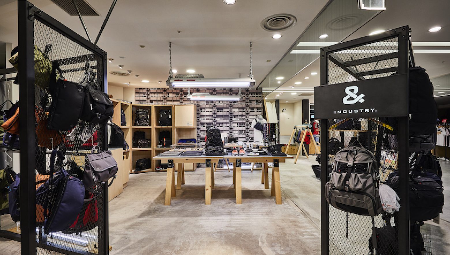 大阪の人気ショップ「& INDUSTRY」は、個性派バッグの宝庫だった