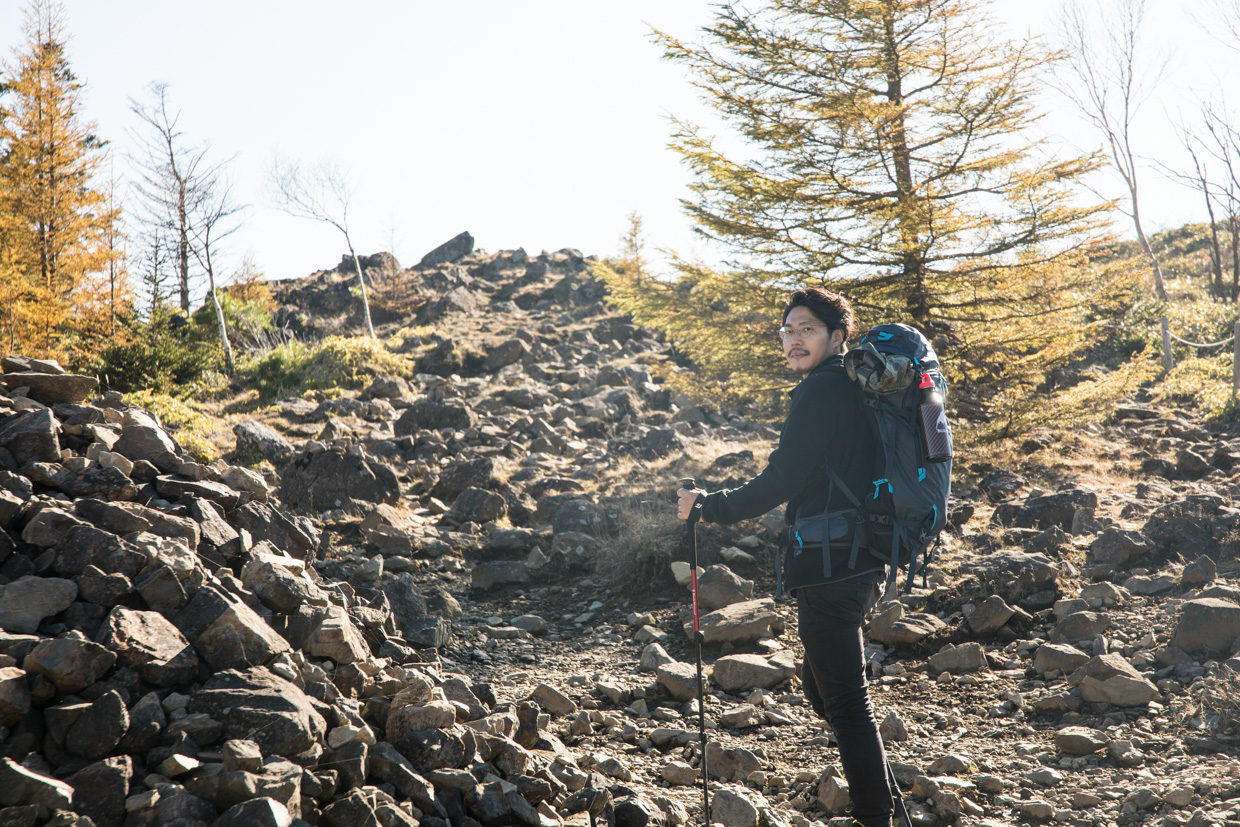 バートンのテクニカルパックを背負って、秋山を登る。