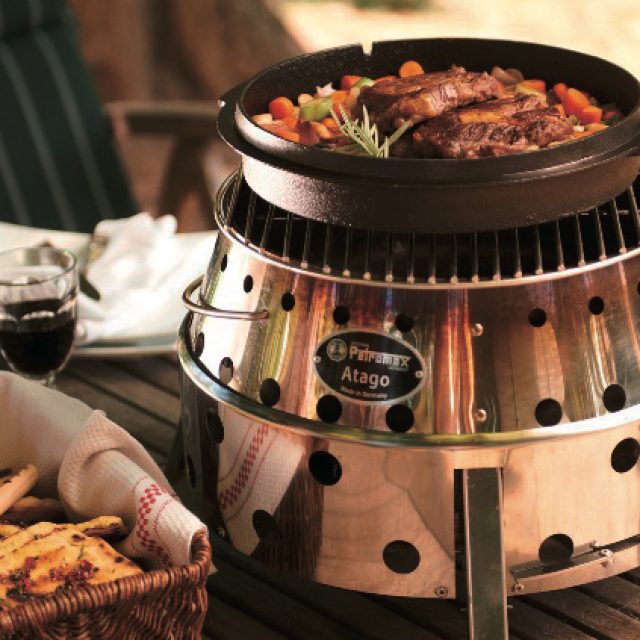 1台であらゆる直火料理ができる!? ペトロマックスの焚火台「アタゴ」が