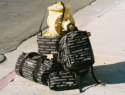 ネイバーフッド×アウトドアプロダクツの初コラボは、都会派バッグが