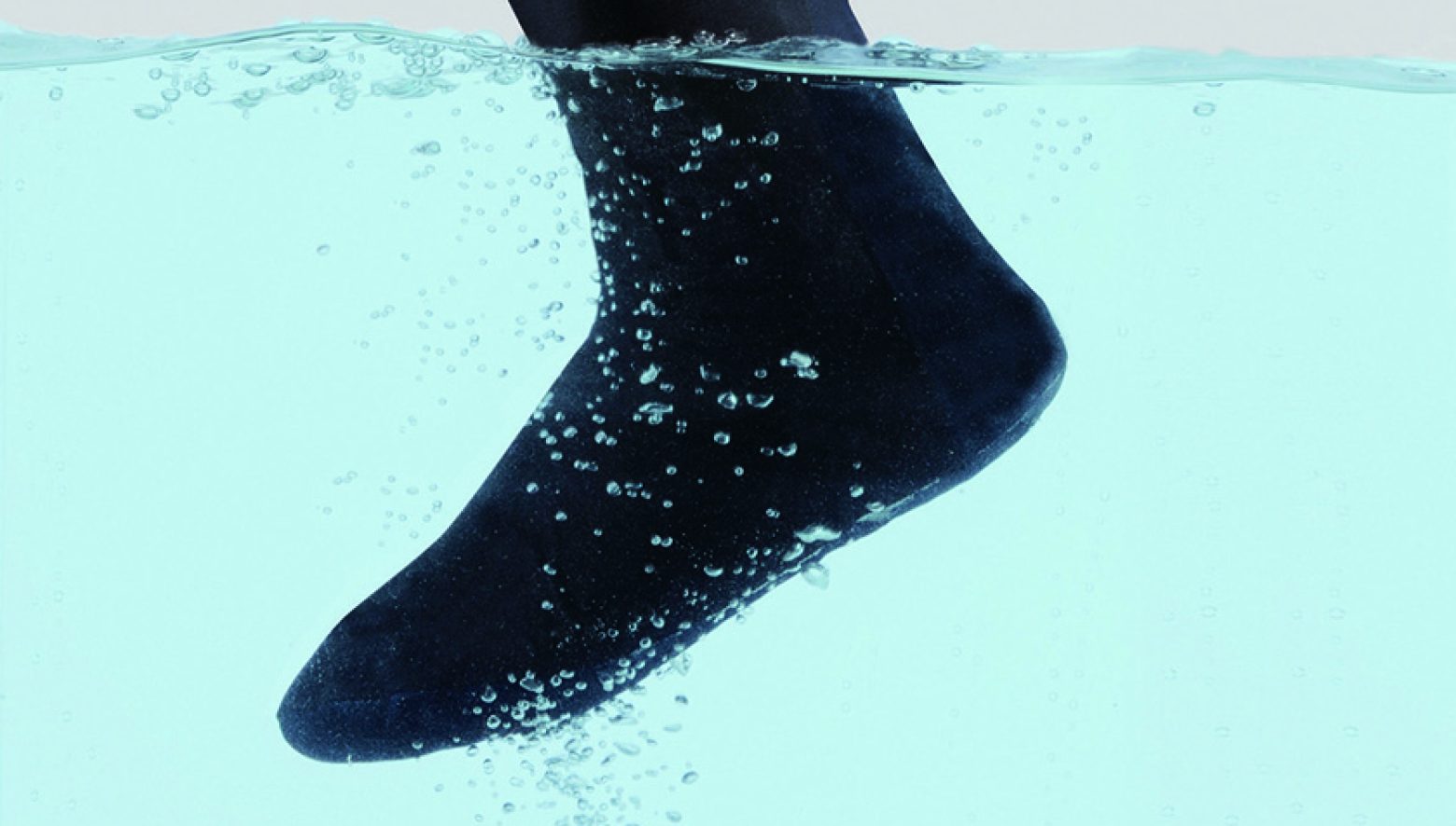 モンベルのゴアテックス製防水オーバーソックスで、雨でも足は常に快適！
