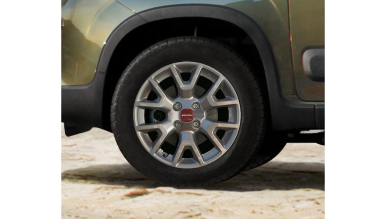 フィアット・パンダに、4WDと6MTを組み合わせた「4×4 フォレスタ」100台限定で登場。