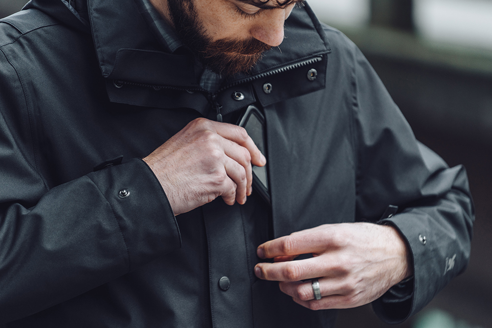 クロームはバッグだけじゃない。都会で真価を発揮するハイスペック