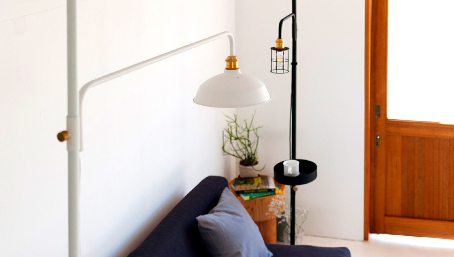 家中どこでも設置可能な、“突っ張り棒式ランプ”が超便利！