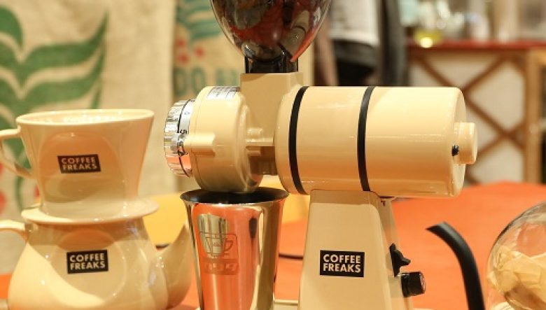 業務用ミルを小型化したカリタのコーヒーメーカーが、フリークスストア別注でレトロな佇まいに。