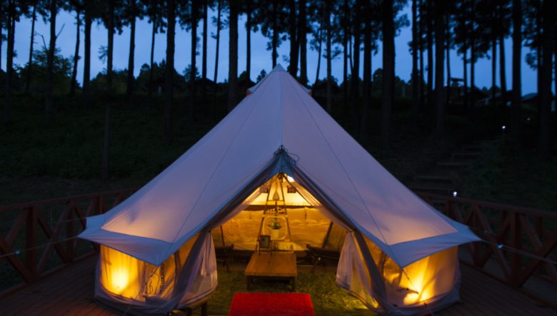 ザファームキャンプ（グランピング）でラグジュアリーなキャンプ体験。夜になると幻想的な雰囲気に。