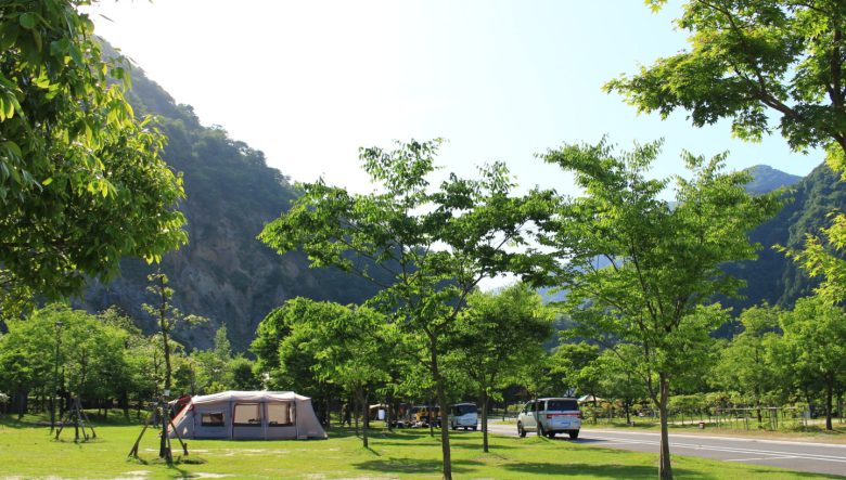 名古屋から60分。テントサイトもコテージも選りどりみどりな「青川峡キャンピングパーク」。【お風呂に入れるキャンプ場FILE #12】