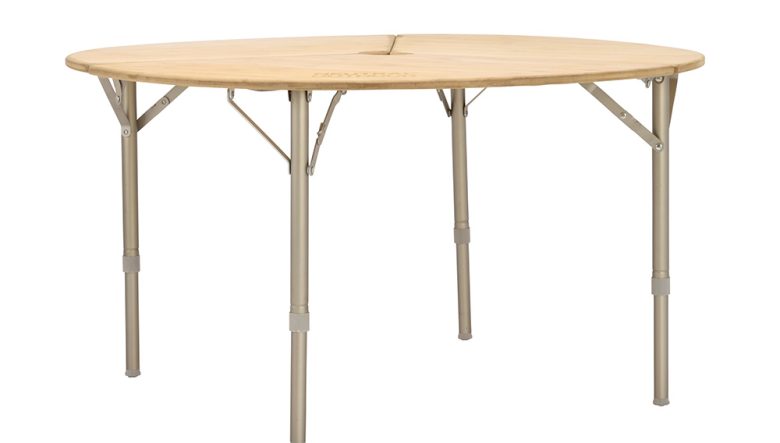ワンポールテントの空間を有効活用できる、ナチュラルテイストの円形バンブーテーブルにフォーカス。