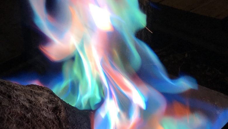 焚き火がもっと楽しくなる！ 炎が虹色に変わる魔法の粉って？