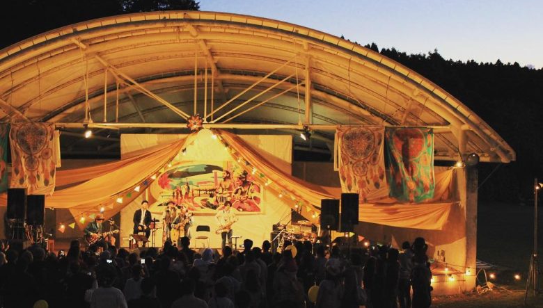 野外ステージでは音楽フェスやキャンプイベントも毎年開催されています。