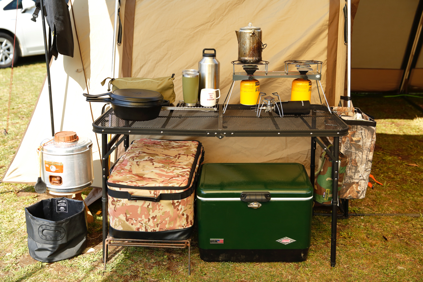 おしゃれテントサイトの台所拝見 キャンプの こなれ感 はキッチン作りにあり