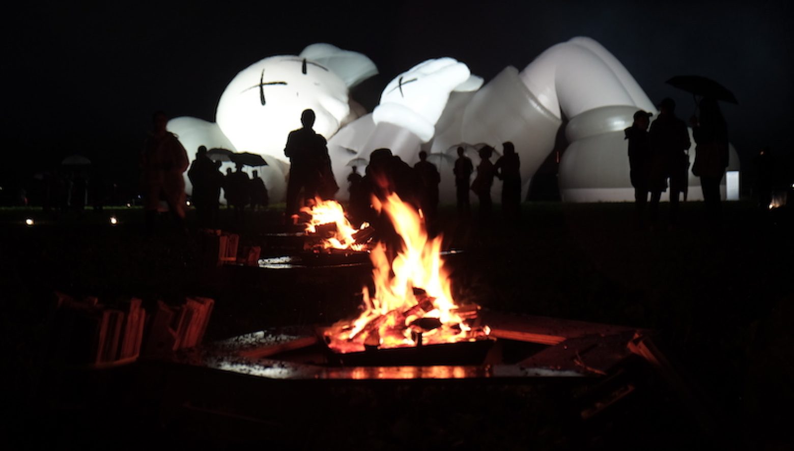 KAWSがふもとっぱらにやって来た!! KAWS:HOLIDAY JAPAN | GO OUT WEB