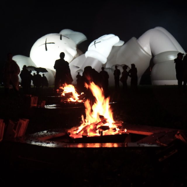 会場限定 KAWS HOLIDAY ぬいぐるみ お箸セット @ふもとっぱら KAWSがふもとっぱらにやって来た!! KAWS:HOLIDAY JAPAN | GO OUT WEB