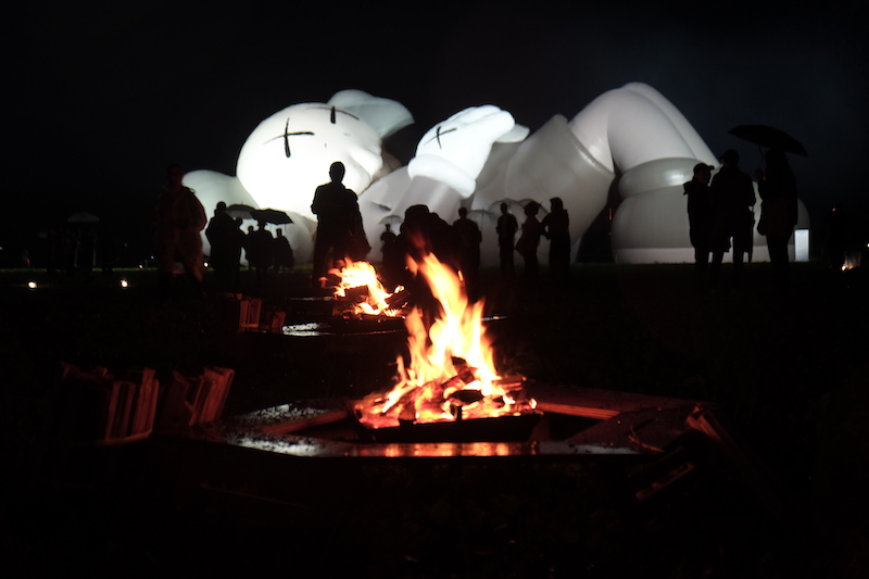 KAWSがふもとっぱらにやって来た!! KAWS:HOLIDAY JAPAN | GO OUT WEB