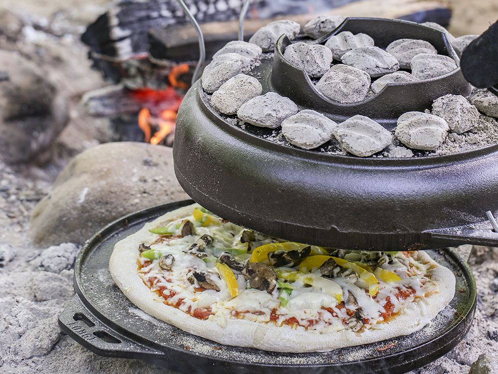 焼く、煮る、蒸す、オーブン……。LODGEのグリル鍋は、キャンプ飯を網羅したアイデア作！