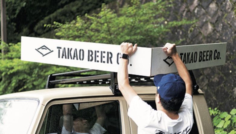 TAKAO BEER Co.の看板は自身でステンシルペイントを施したもの。