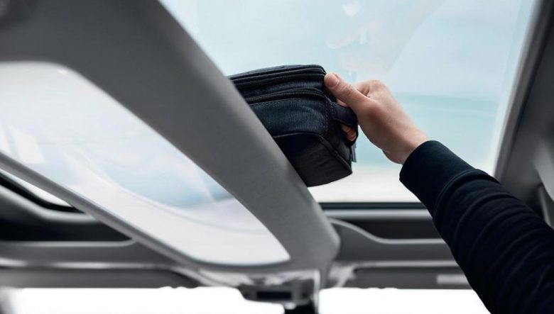 運転席と助手席の間で、ヘッドスペースに影響を及ぼさない空間を上手く利用している。