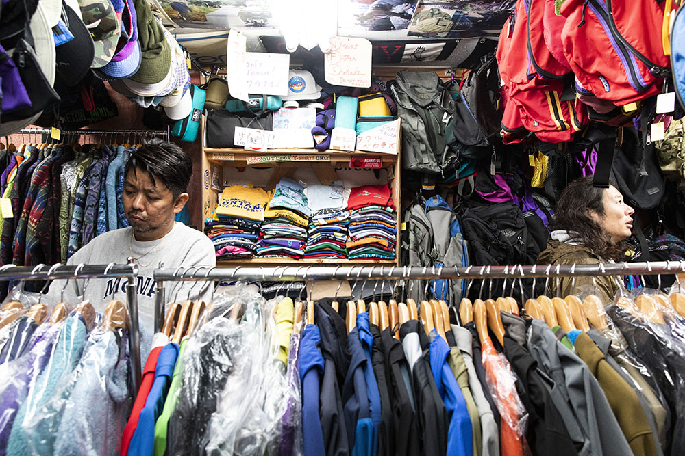 古着 おまとめ 新品と古着のミックスが今っぽい。おしゃれな大人が足繁く通う東京の