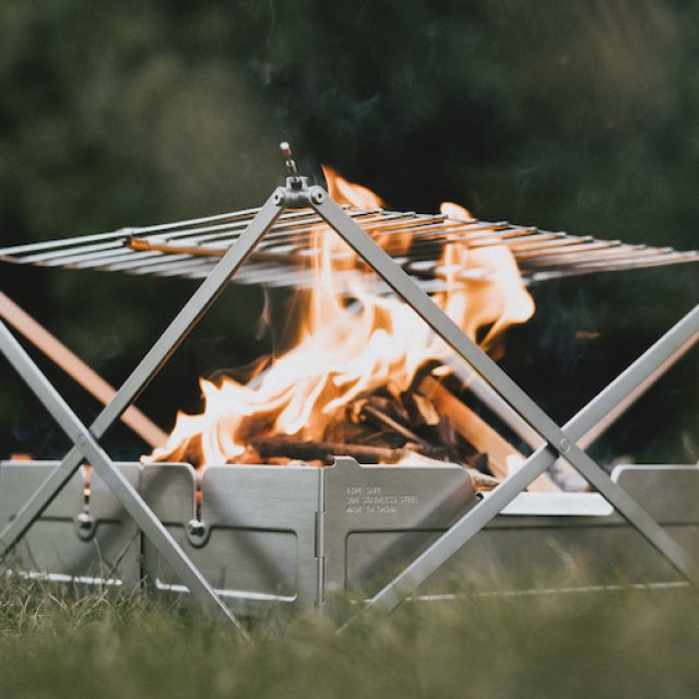 収納サイズはA4の半分！ ソロキャンプにも◎な、新進気鋭の焚き火台