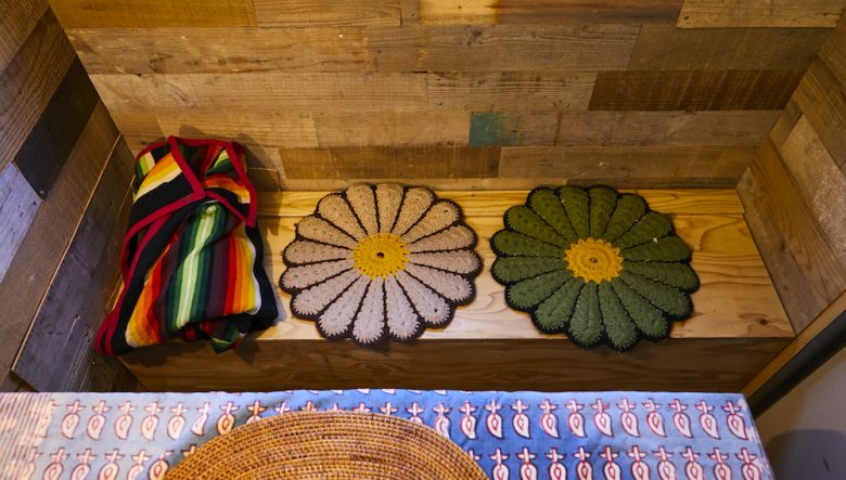 ベンチ部分に置かれている花形の座布団は、武村さんのお母さんの手作りだとか。