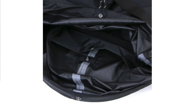 ゴースローキャラバンから、防水仕様の硬派な機能的バッグシリーズがデビュー。