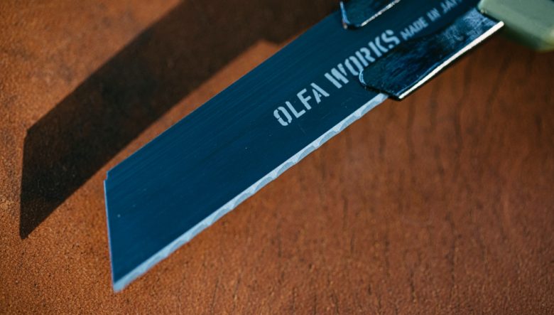 うわさのカッター型アウトドアナイフを試してみた。オルファワークスの替刃式ナイフは実際使えるのか？