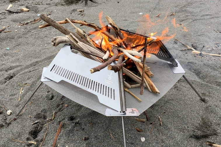 湘南の新鋭ブランドから焚き火台の新提案。サイズも燃焼効率も計算され