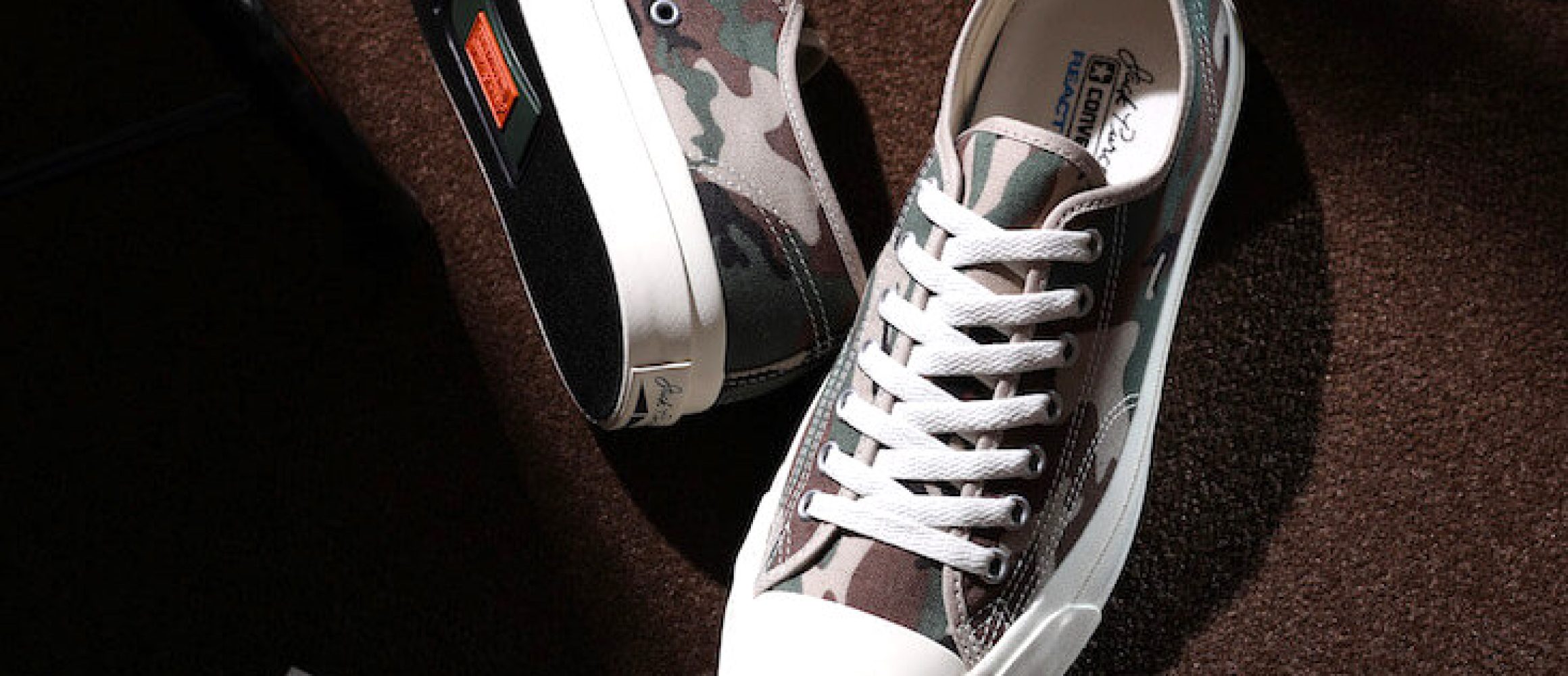 コンバース・ジャックパーセルが、街にも馴染みよいウッドランド