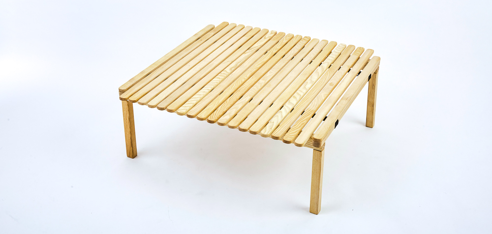 ３段階に高さ調節できる、バイヤーオブメインの新テーブル。無垢の木目が美しい日本限定品。