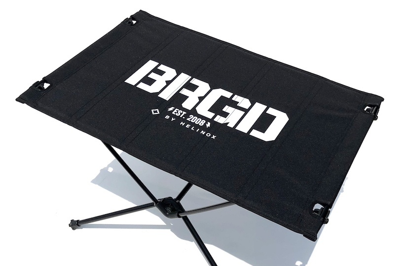 大胆ロゴプリントで差がつく、バスブリゲード仕様のヘリノックス