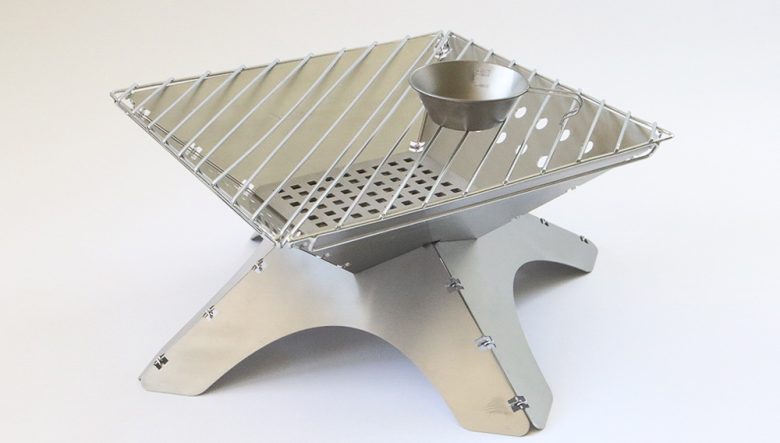 高さ調整自在なテンマクのウッドストーブ用テーブルが便利！ 焚き火台にも対応可能な２WAY仕様。