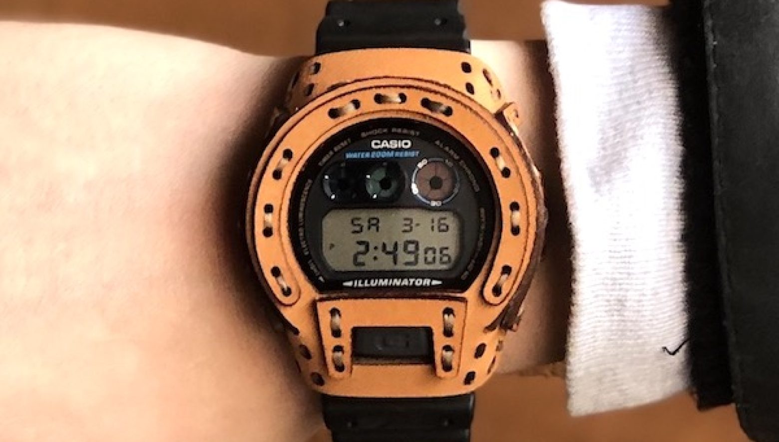 Gショックをドレスアップできる、ハンドメイドのレザーケースが面白い