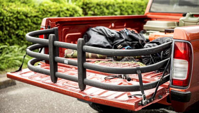 リアゲートを開いて収納するオートバイなど、大きなサイズの荷物を積むためのベッドエクステンダーはAMP Research製。