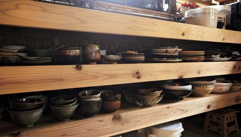 キッチンに収納された和食器は、靖子さんのお父さんが作ったもの。「最近、父が陶芸にハマっていて。素人らしいハンドメイド感がおもしろいですね。定期的に納品されるから(笑)、旅館でも使わせてもらっています」。
