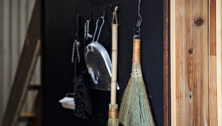 さらに玄関の一角にあるチョークボードには掃除道具も並ぶ。「昔ながらの掃除道具は、壁にかけておくと、見栄えも使い勝手もいいんです」。