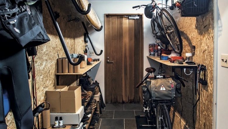 最近はもっぱら自転車熱が高く、1ヶ月程前にOSB合板を使って自転車置き場を玄関に設置。メインの愛機はブルーラグ代々木公園店で組んだサーリーで、今後ロングトリップも予定している。