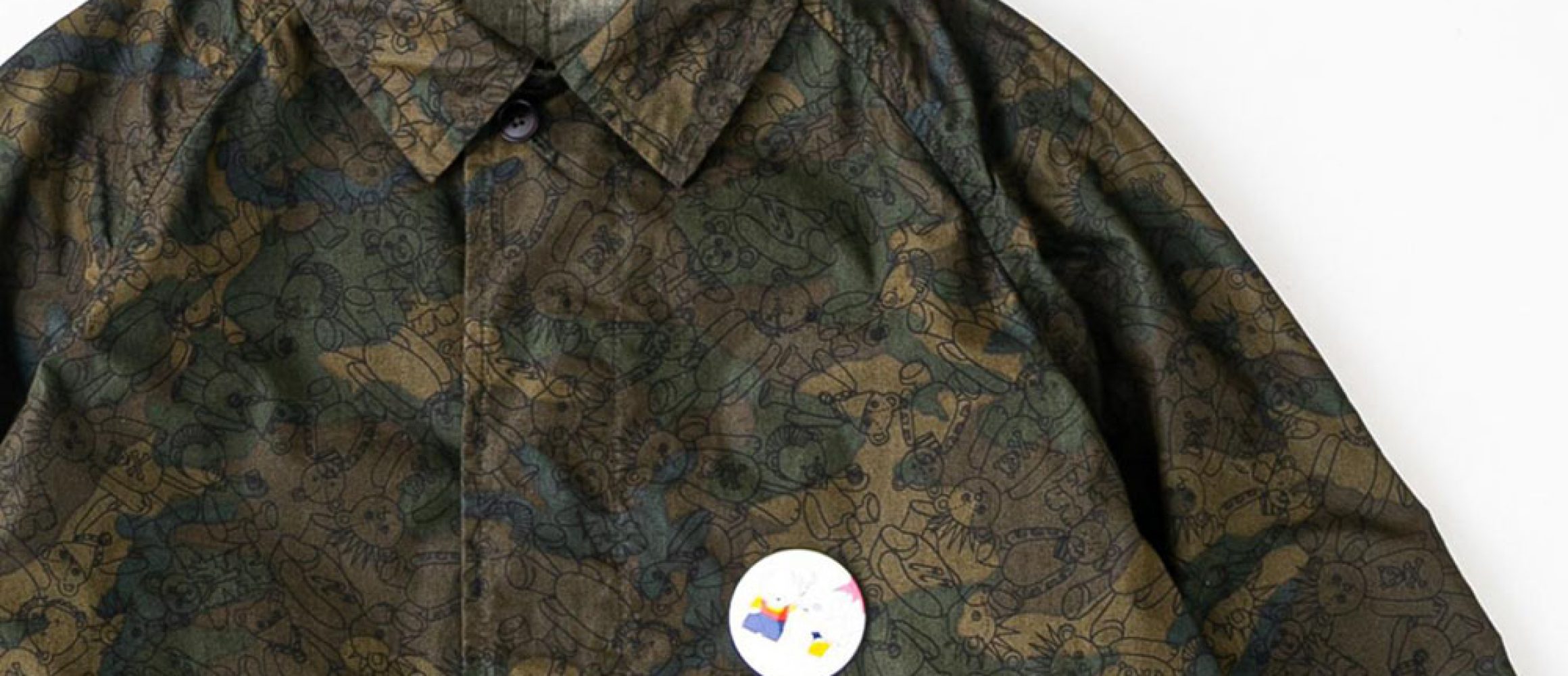 無数のクマを、総柄迷彩にオン。ブルーナボインの新作コートは、パンク