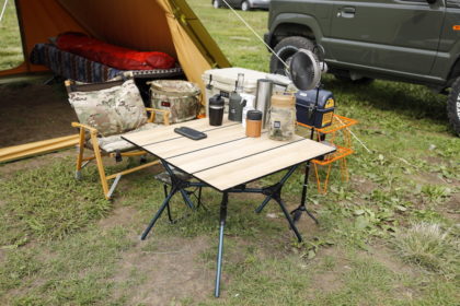 モンベルのマルチフィールディングテーブルは、テント内で使うのにも丁度いい大きさ。