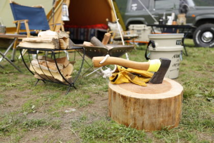 薪割りに用に、スウェーデン製のハスクバーナの斧も用意。