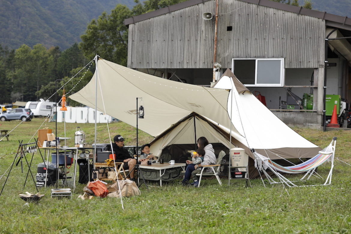 オガワテント オガワの大型ティピーテントで夜は映画も満喫。(ふもとっぱら@2020.10