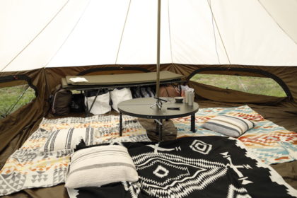 テント内にもリビングをセット。4人家族がリラックスできる空間になっている。