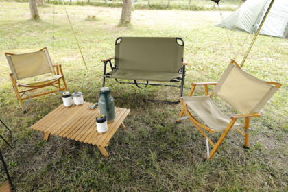 クイックキャンプのベンチやカーミットチェアが囲むのはバイヤーのウッドテーブル。